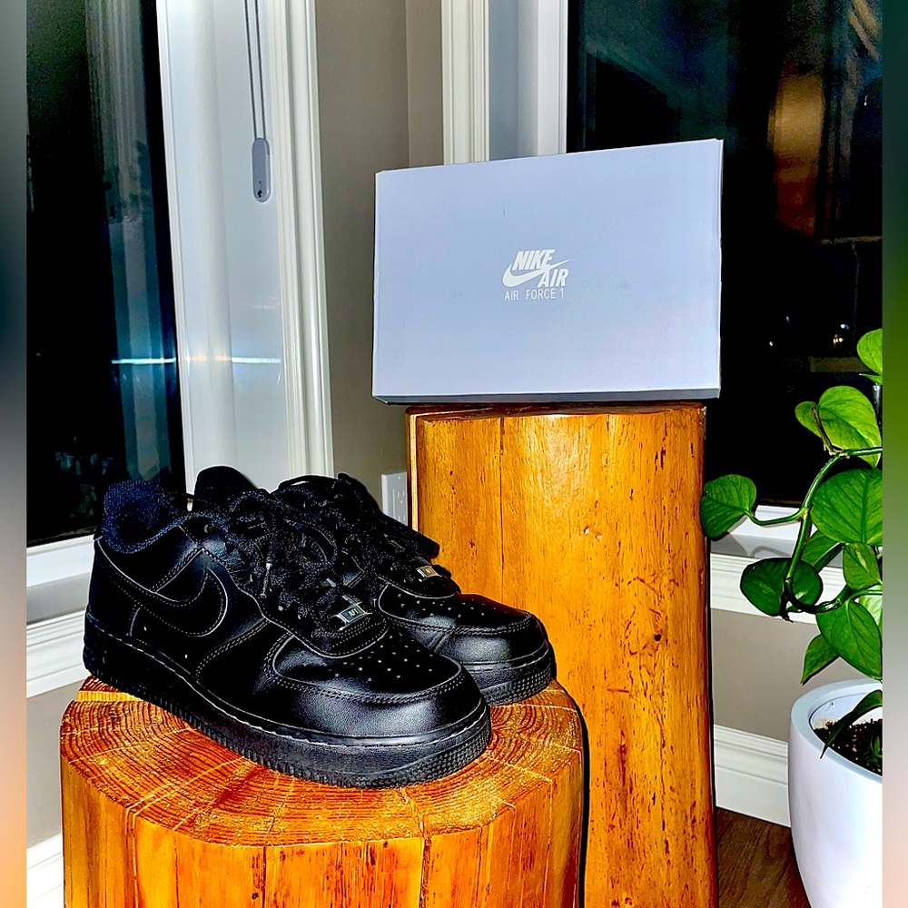 Black Air Force 1. Matte black original laces and tag. Size 9.5. Original box.